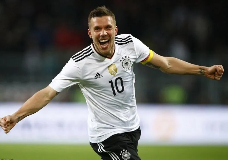 Lukas Podolski giải nghệ