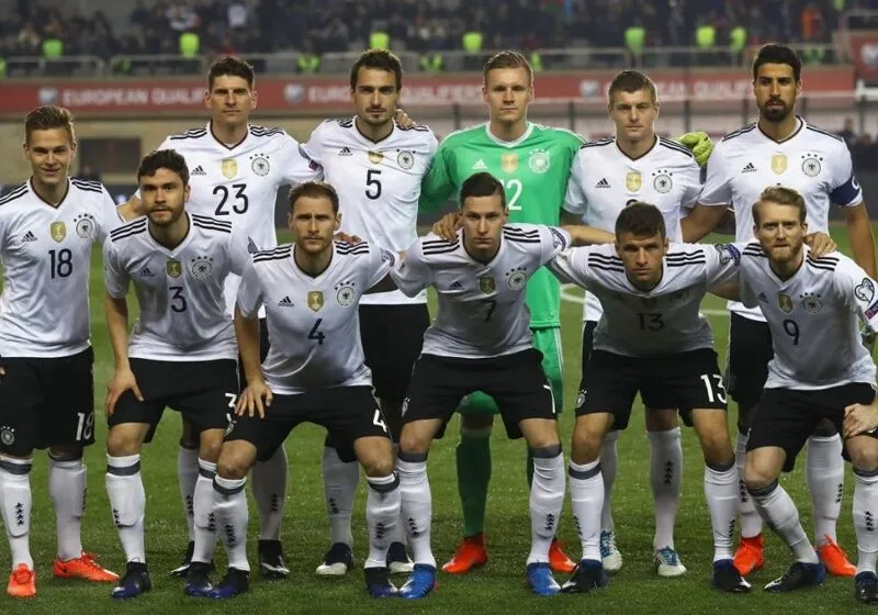 Người hâm mộ đang chờ đội tuyển Đức